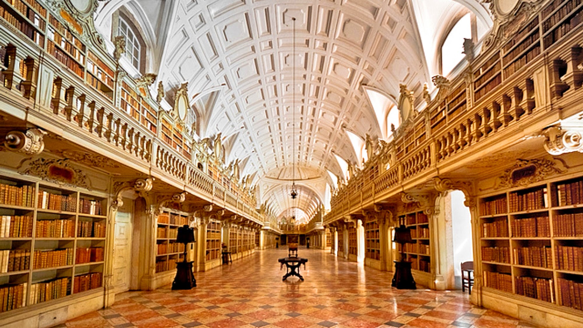 Библиотека в ней находится. Библиотека дворца Мафра Португалия. Королевская библиотека во Дворце Мафра, Лиссабон, Португалия. Португальская Королевская библиотека, Рио-де-Жанейро, Бразилия. Португальская Королевская библиотека.
